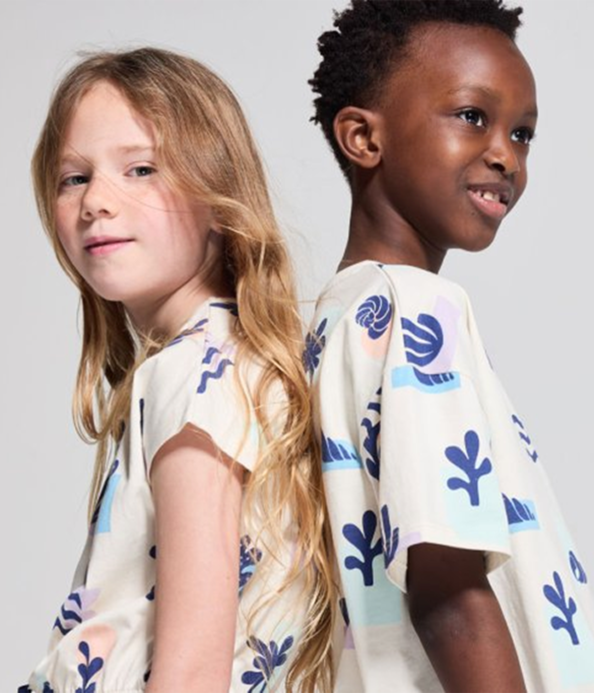 Enfants portant la collection Etikashion en coton biologique certifié GOTS, mode éthique pour enfants de 3 à 16 ans