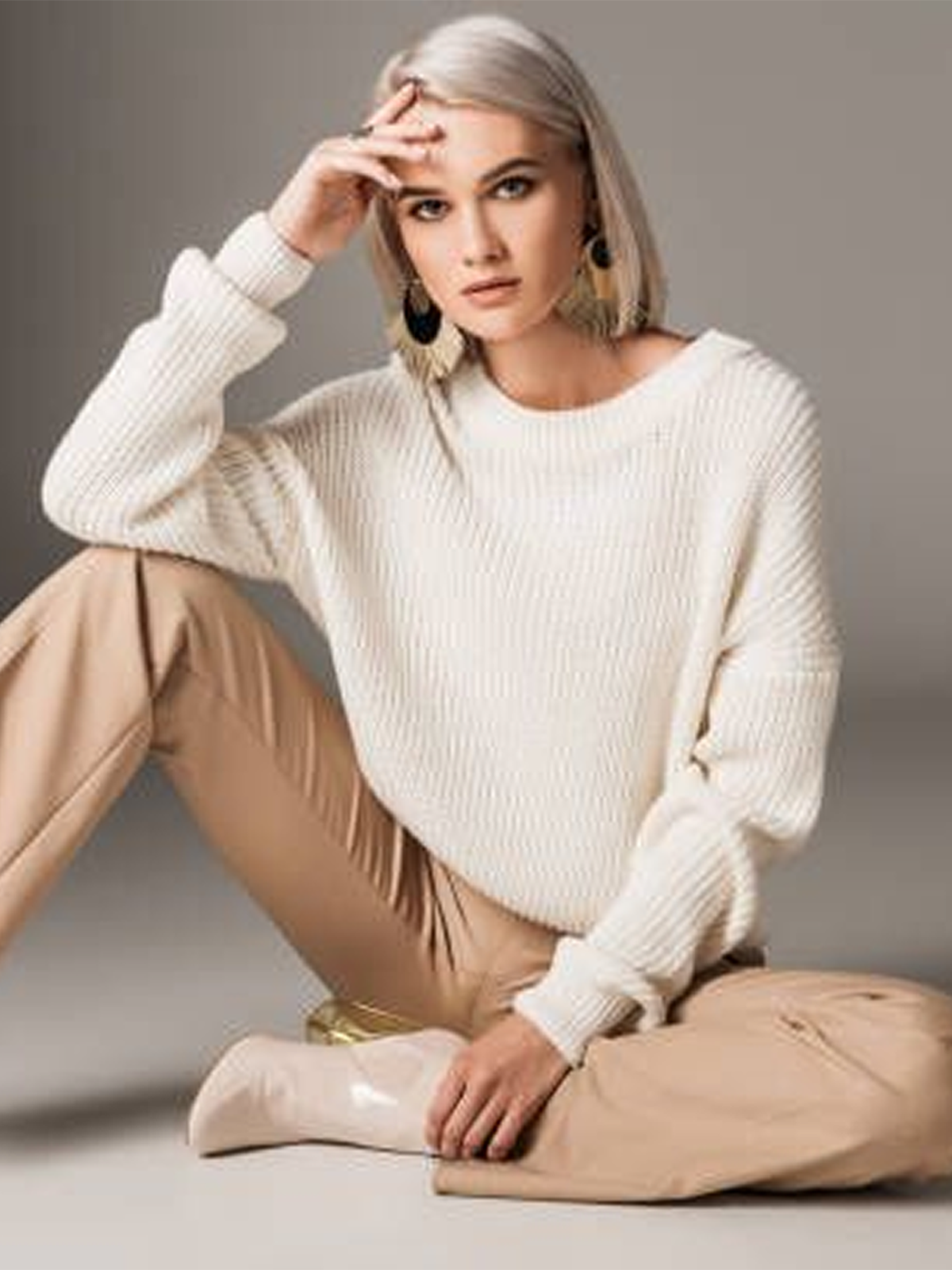 Femme portant un pull en coton biologique Etikashion, collection femme mode éthique et durable