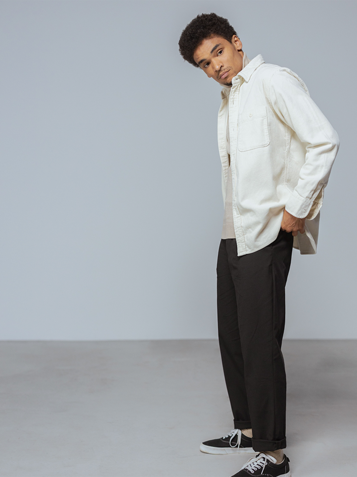 Homme portant une chemise Etikashion en matière durable, collection homme mode éthique